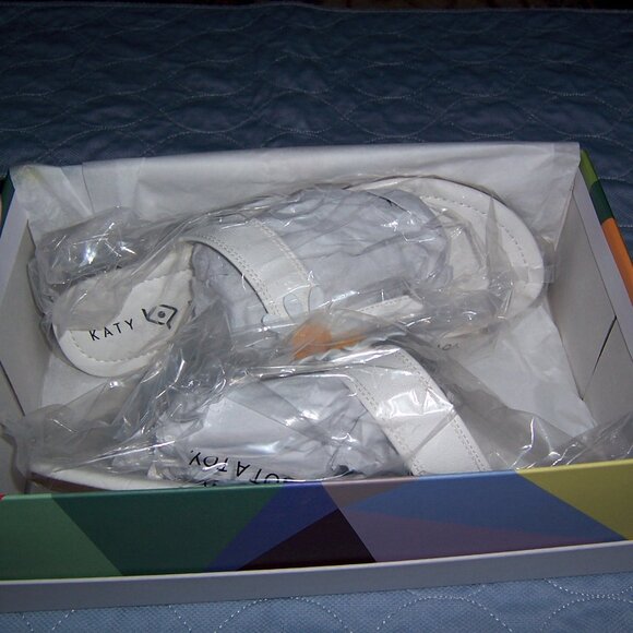 Katy Perry White Flower Thong Sandals - Picture 3 of 13